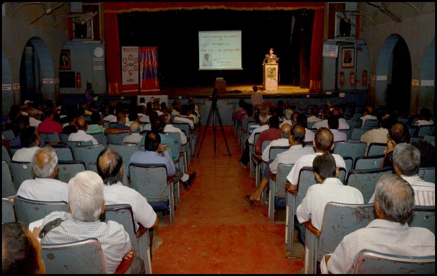 Salil Kelkar addressing a full-house investor seminar